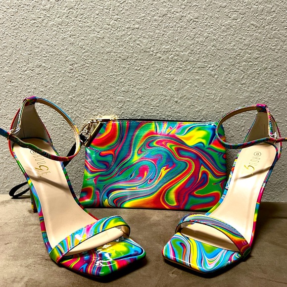 Women’s vibrant abstract heels - Picture 1 of 3
